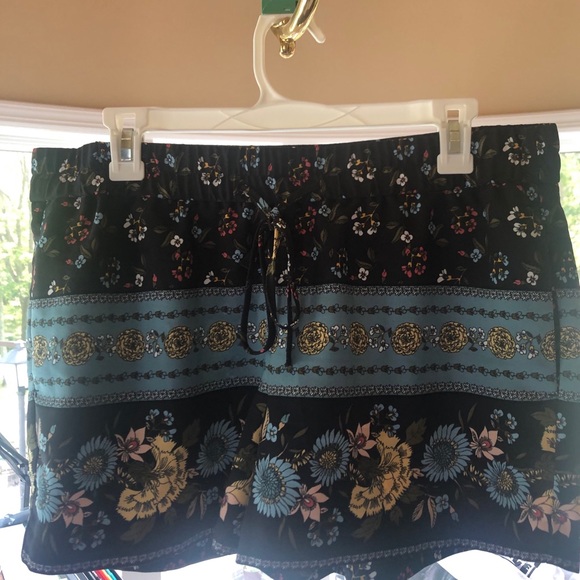 LOFT DRAWSTRING FLOWER SHORTS NWOT - Picture 5 of 7